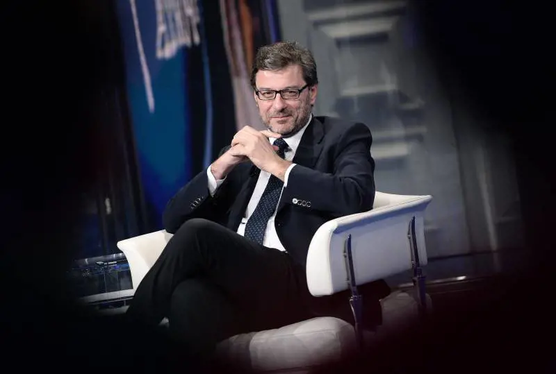 Minibot, Giorgetti apre: "Una possibile soluzione"