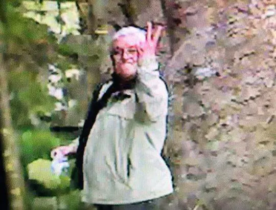 Un quartiere in festa per la condanna del vicino da incubo