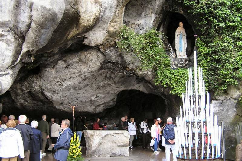 Guarita da sclerosi dopo un bagno a Lourdes. I medici si arrendono: "Inspiegabile"