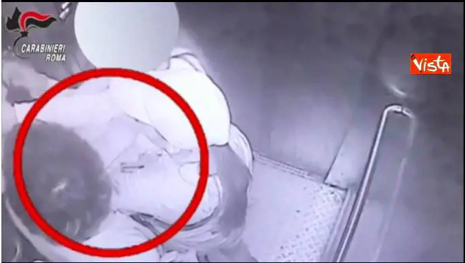Borseggiatrici rom scatenate incastrate dalle telecamere di sicurezza