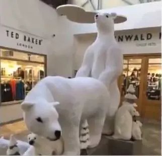 Centro commerciale hot: due pupazzi "fanno sesso"