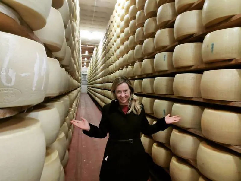 Meloni su Facebook: “O parmigiano, portami via”. E parte l'attacco sui social