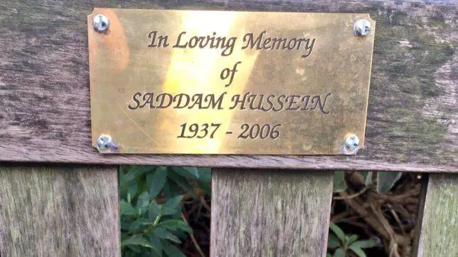 Londra, il caso della panchina dedicata a Saddam Hussein