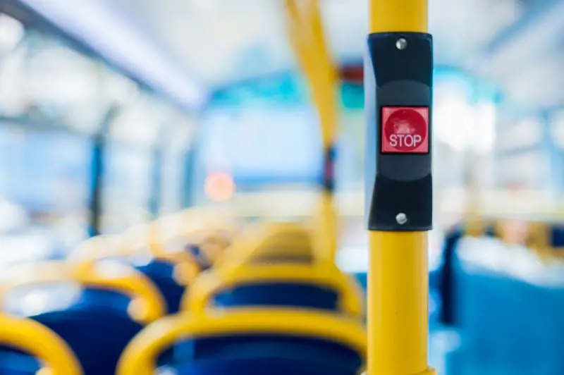 Voltri, nordafricano aggredisce conducenti di bus: arrestato