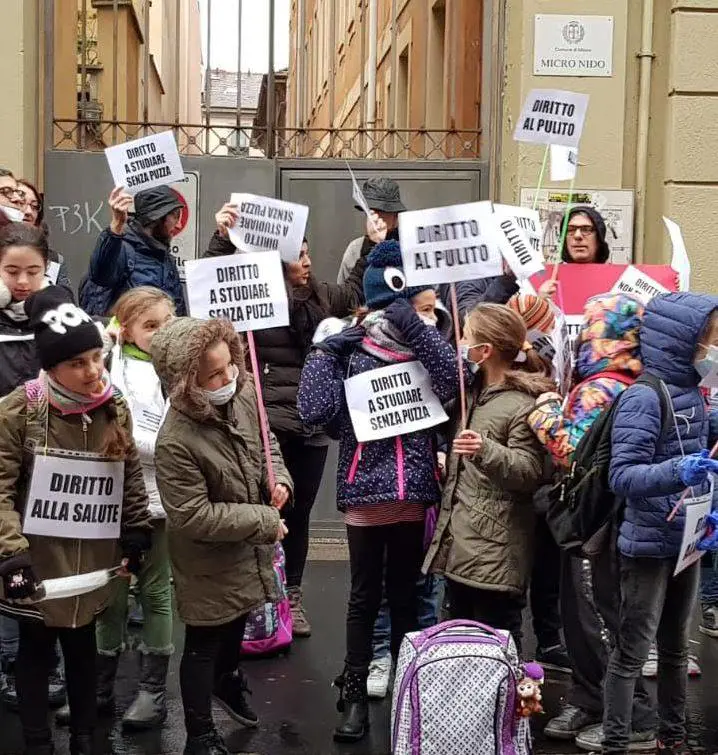 "La scuola puzza di pipì", madri (e figli) insorgono
