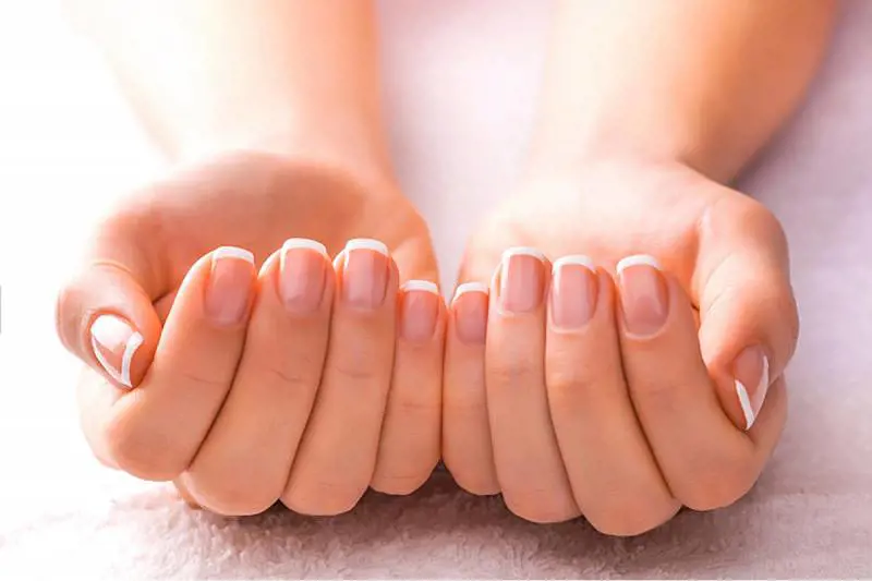 Unghie: bellezza ma anche prevenzione. I segnali che possono svelare problemi di salute 