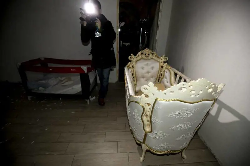 Quella culla "imperiale" (con le inserzioni in oro) nella villa dei Casamonica