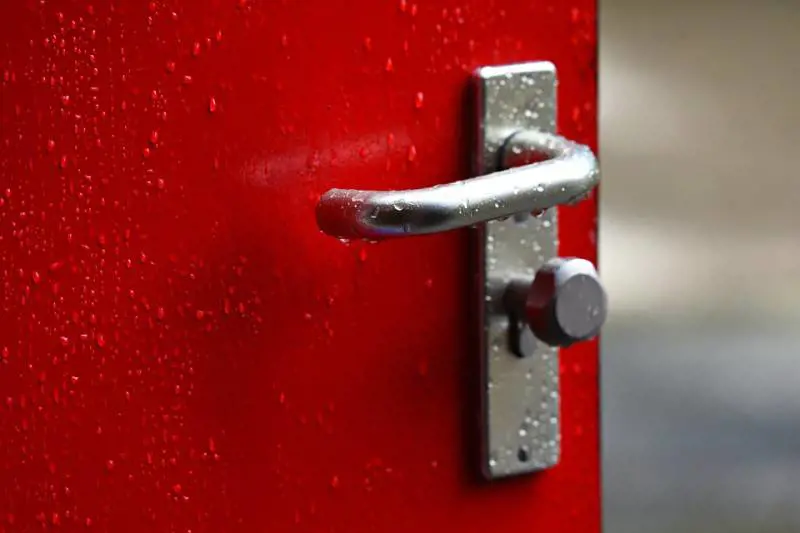 Scuola, bambino finisce in ospedale con una maniglia conficcata