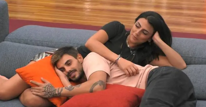 Gf Vip, la mamma di Giulia fa un rito magico per la figlia. E brucia i peli pubici di Cecilia Rodriguez
