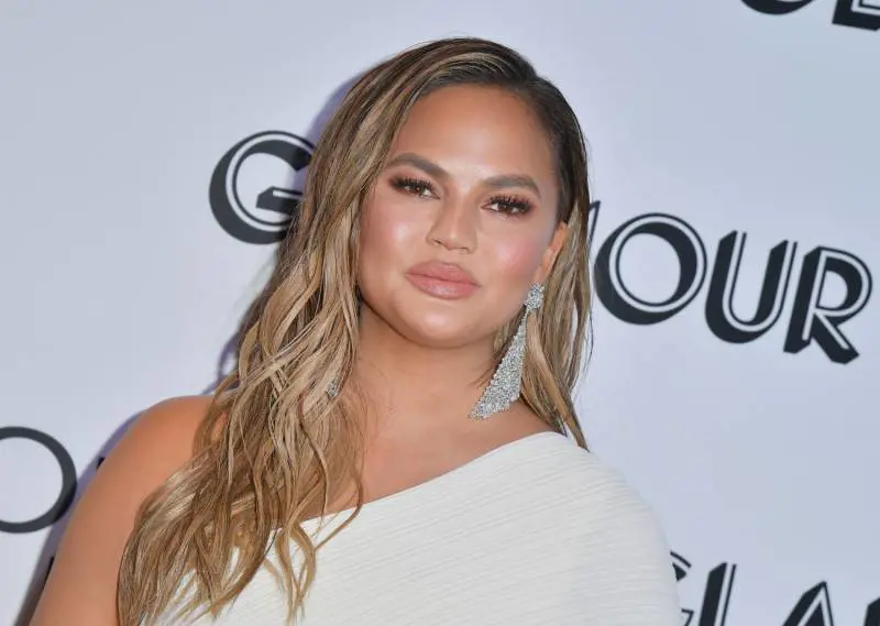 Chrissy Teigen "censura" i suoi piedi nelle foto