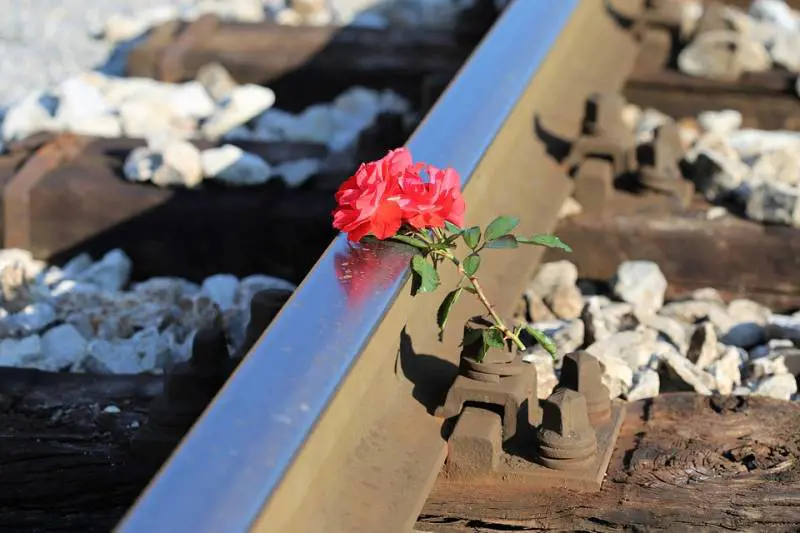 Tragedia sulla Milano-Brescia. Operaio travolto da un treno