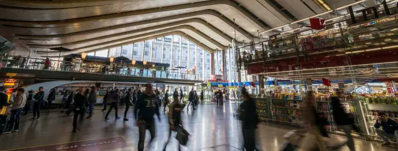 Roma Termini, spari in aria per sedare una rissa: agente ferito