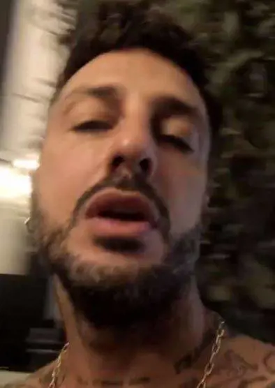 Fabrizio Corona piange dalla sua camera da letto. Arrivato l'addio a Asia?