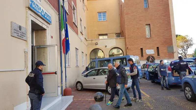 Estradato dalla Francia per l'omicidio di un finanziare, chiede una pizza agli agenti