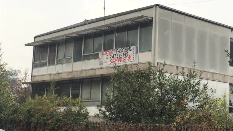 Milano, ex liceo Omero in mano a rom e antagonisti