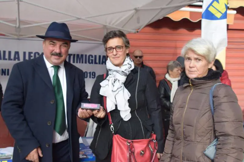 Lega regala spray e fischietti alle donne per difendersi dalle aggressioni