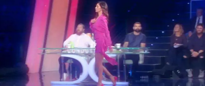 Tu si que vales, Belen hot e provocante. Ma lui la rigetta: "Non mi fa effetto"