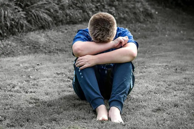 "Sei gay, ti devo curare". Il padre-orco obbligava il figlio a fare sesso con la matrigna