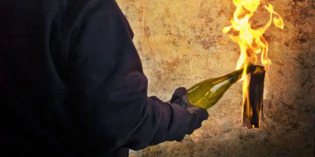 Torino, sicurezza non lo fa entrare, straniero torna con molotov