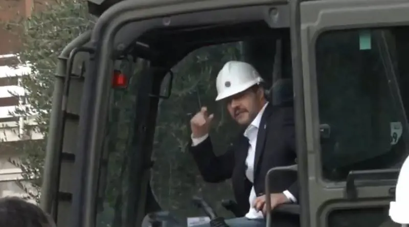 Salvini scende dalla ruspa e si allinea al capo dello Stato