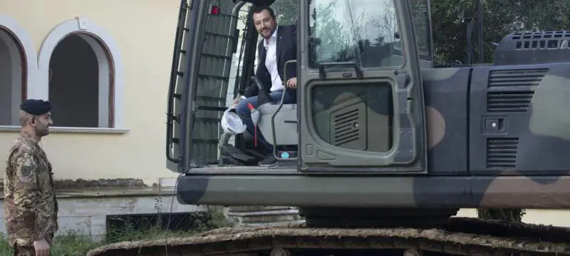 Salvini: "La ruspa? Se finisce come ministro, ho seconda professione da demolitore"