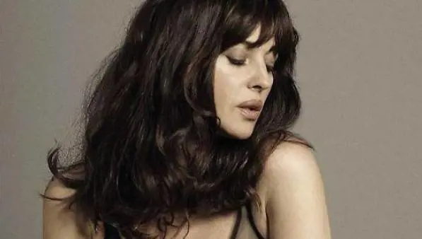 Monica Bellucci: bellissima a 54 anni sui social. “Buonanotte, amici” 