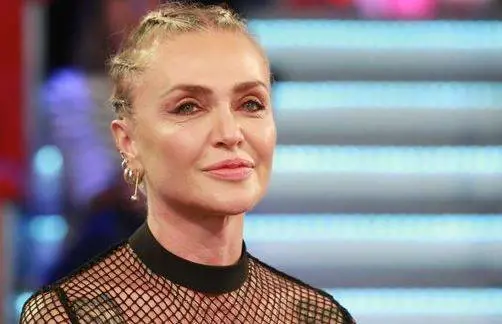 Paola Barale caustica su Gianni Sperti: "Quando eravamo sposati non aveva l'estetista"