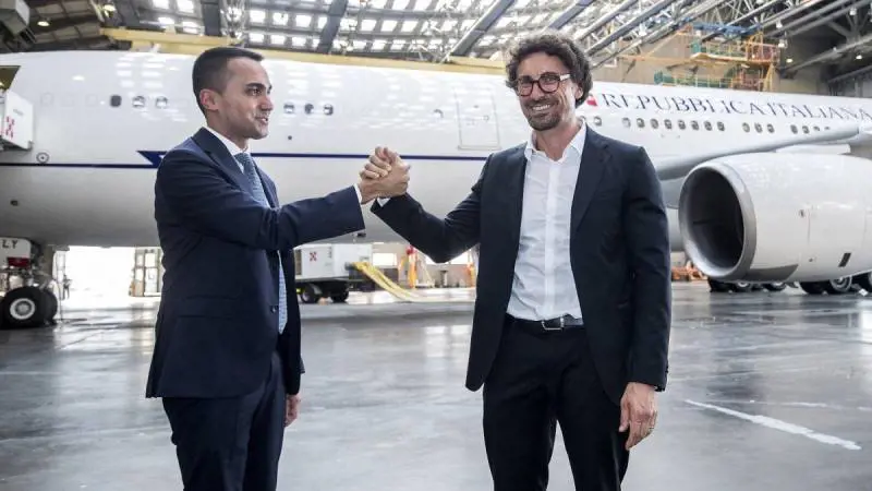 Storia di un maxi spreco. Il super jet di Renzi abbattuto da Toninelli