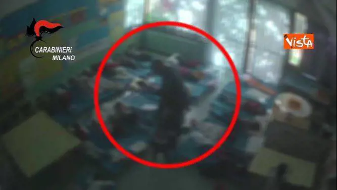 Bambini pestati e presi a calci nell'asilo degli orrori di Milano