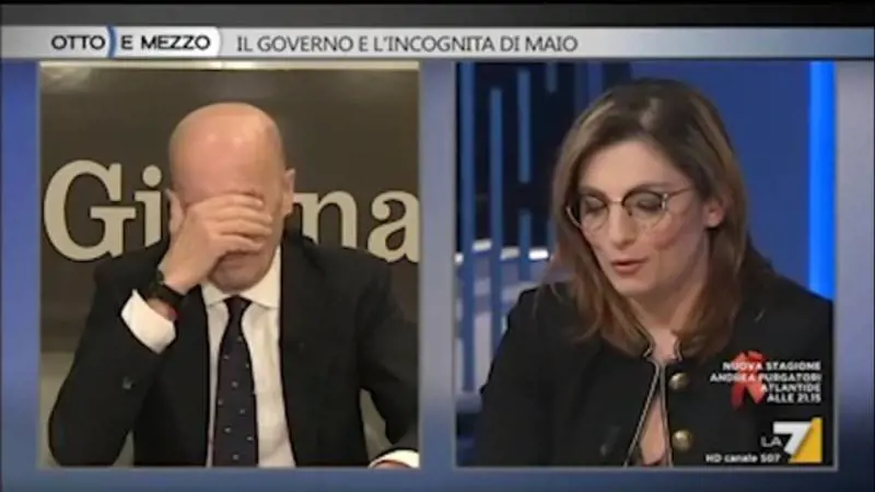 Sallusti: "Chi stamperà le tessere del reddito di cittadinanza?" La Castelli non sa rispondere...