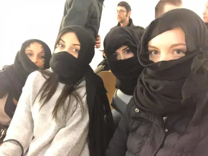"Anche questo è femminicidio", il flash-mob delle leghiste con il velo