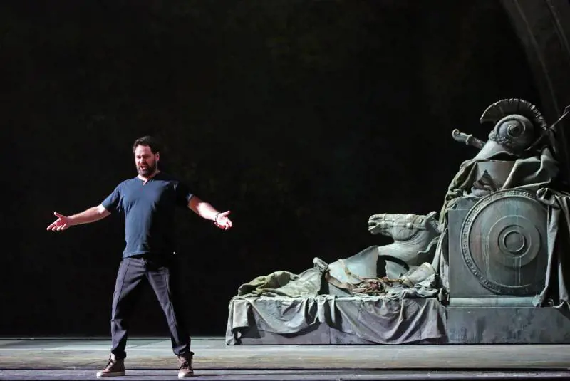 Nudi, Madonne e cavalli: "Attila" flagello di proteste