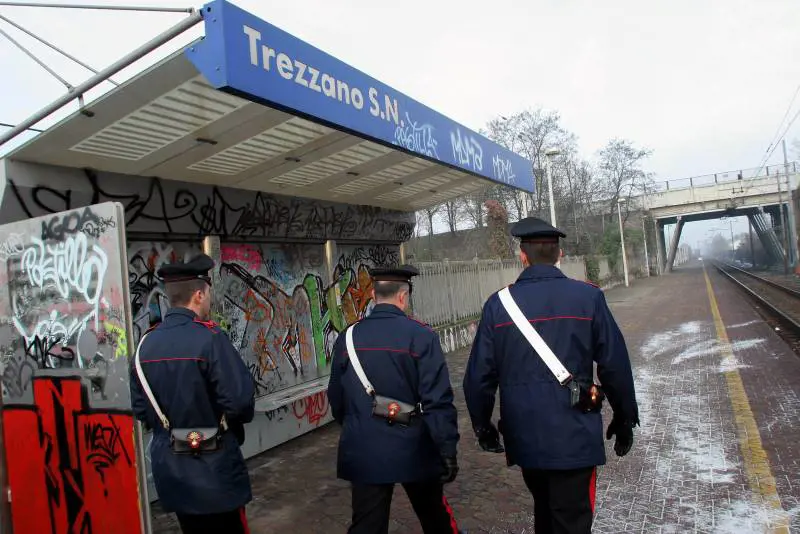Cade nel Naviglio, i carabinieri le salvano la vita