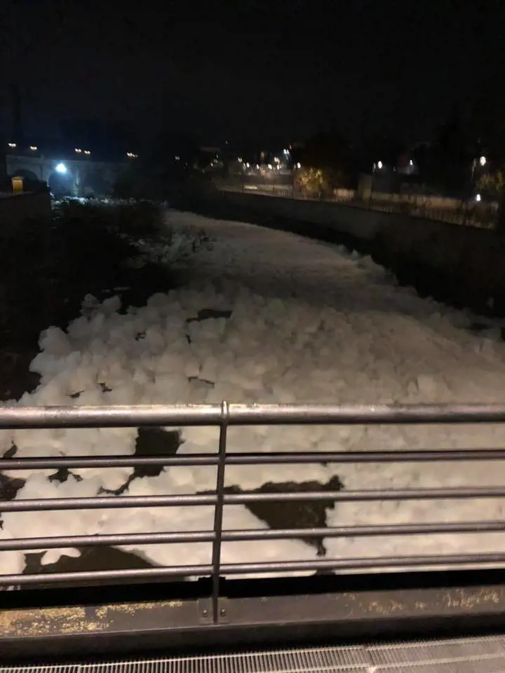 Un fiume di schiuma scorre di notte nella valle del Sacco