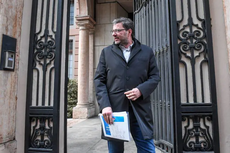 Giorgetti non va: "È il mio compleanno". Ma i numeri hanno la sua firma
