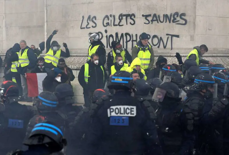Macron chiede al premier di incontrare i gilet gialli. Ma i manifestanti dettano le condizioni
