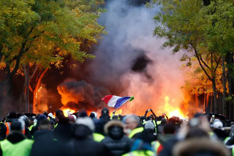 Gilet gialli ora piegano Macron: stop all'aumento dei carburanti