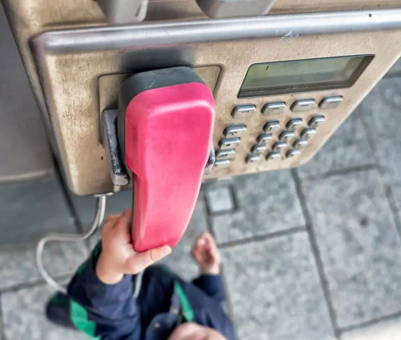 La mamma sta male e la bimba di 4 anni chiama i soccorsi