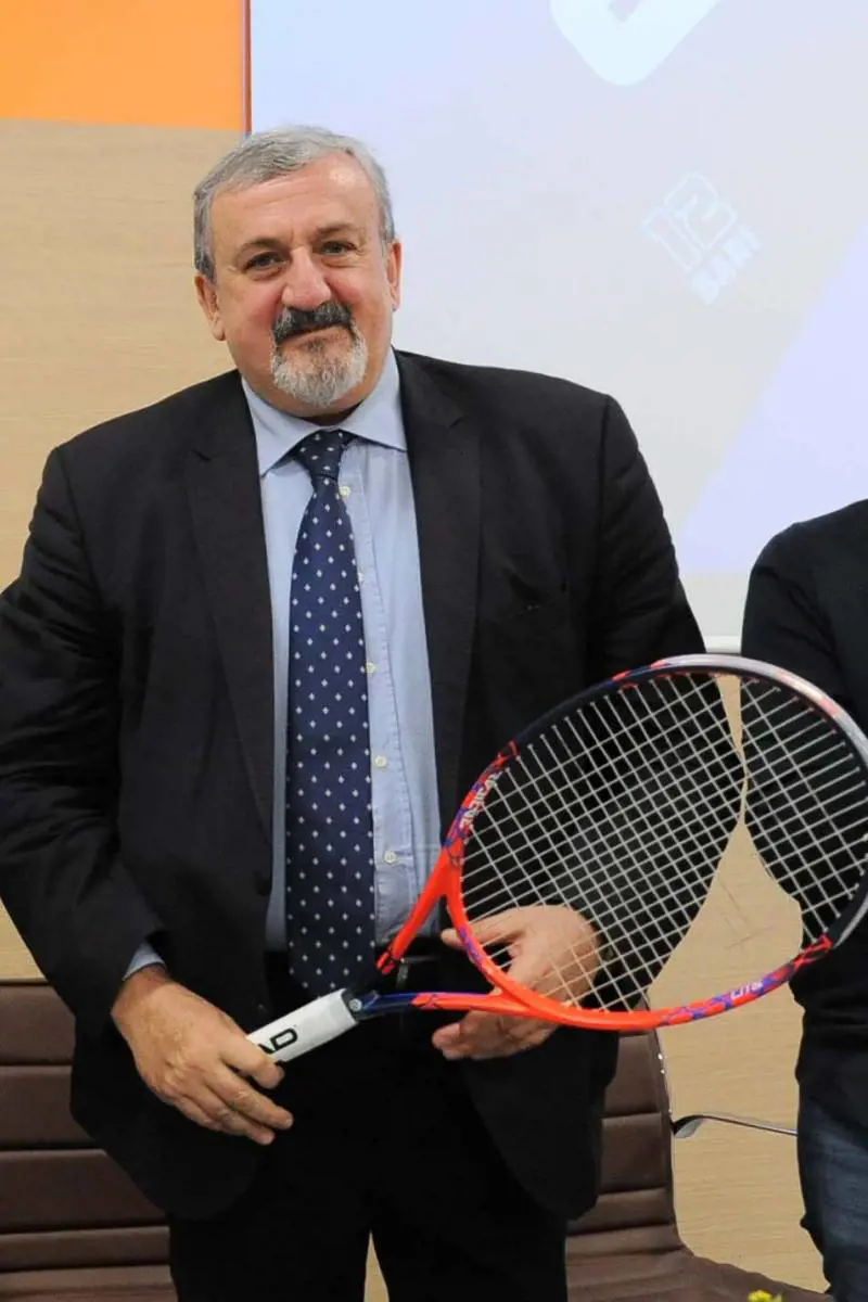 Emiliano, lite social con l'assessore all'agricoltura