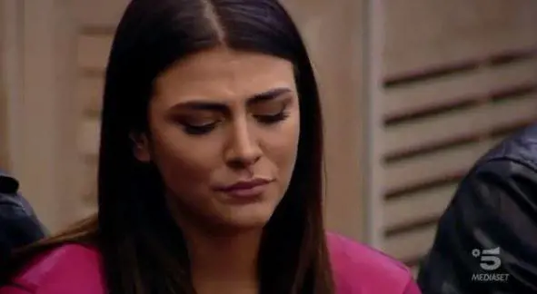 Gf Vip, Giulia Salemi viola il regolamento. Va al televoto e il pubblico la sbatte fuori