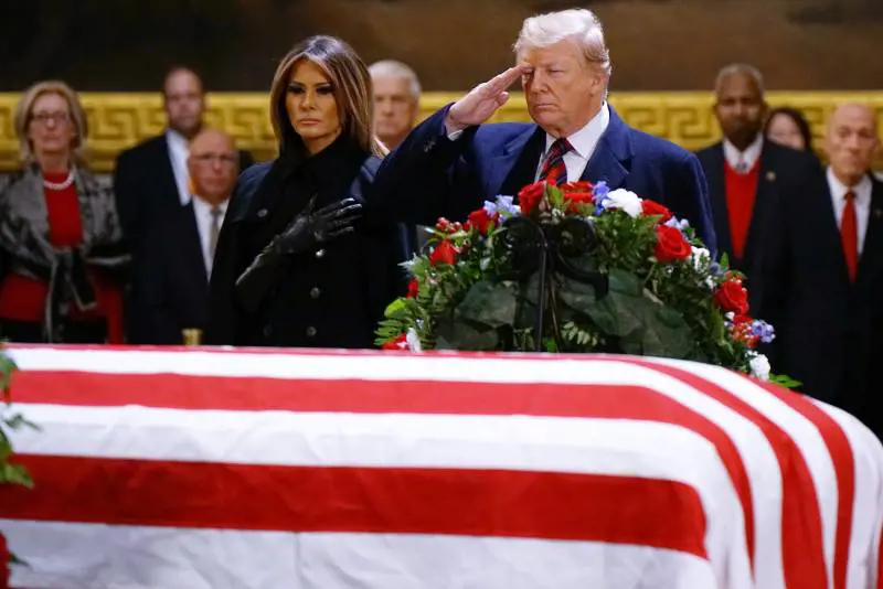 Trump sull'attenti per rendere omaggio a Bush