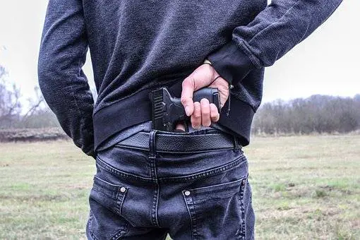 Fanno irruzione in una villa armati di pistole e rubano 100mila euro