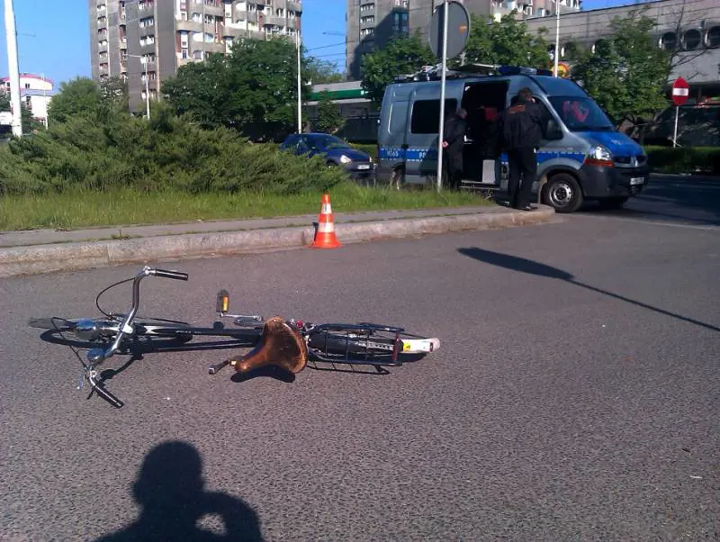 Tragedia nella Capitale, bus investe un ciclista: muore un 60enne a Roma