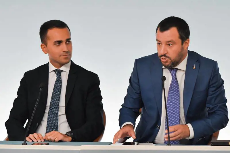 "Accogliamo noi i migranti", "Basta ricatti". Scoppia la lite Di Maio-Salvini