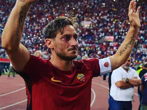 Totti in visita al Bambino Gesù promette di aiutare a costruire un nuovo ospedale