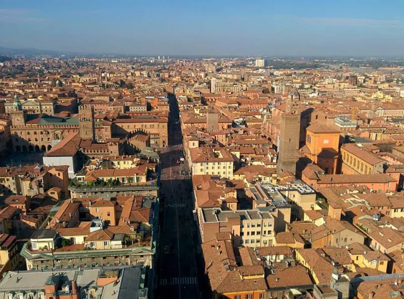 Gonfia di botte la ex e il suo nuovo fidanzato