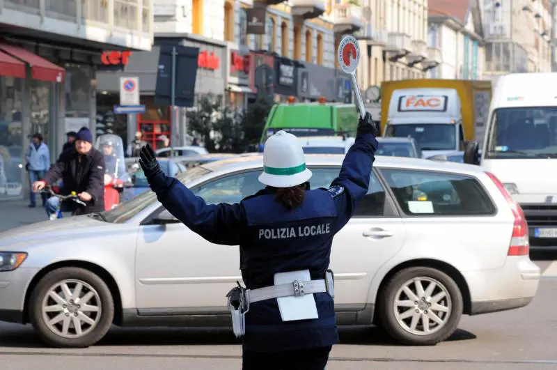 Stop alle targhe straniere: maxi multa e fermo auto a Milano
