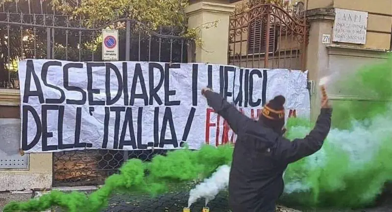 Forza Nuova "assedia" l'Anpi: "È nemica della nazione"