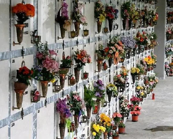 Vercelli, rubato presepe dalla tomba di un bimbo di 7 anni