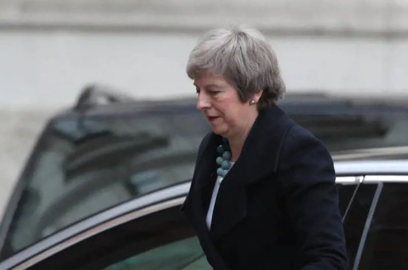 Theresa May è nel panico: rinviato il voto sulla Brexit
